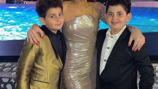 شام الذهبي مع شقيقيها