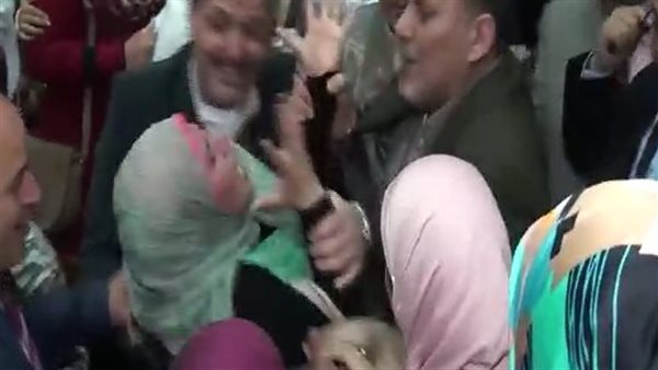 لحظة انهيار طالبات