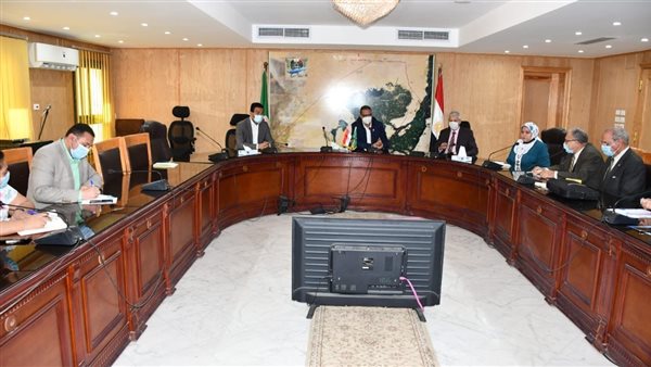 محافظ الفيوم يُناقش