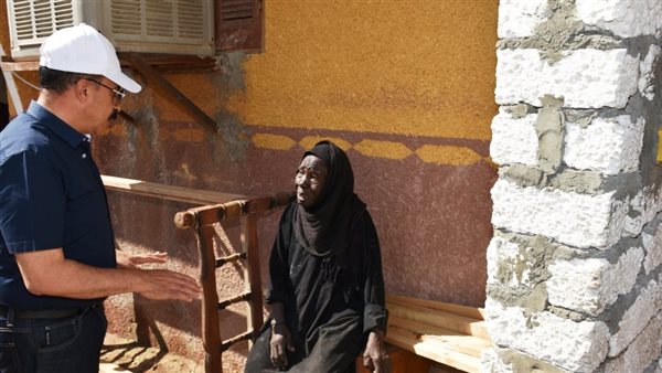 محافظ أسوان مع احد