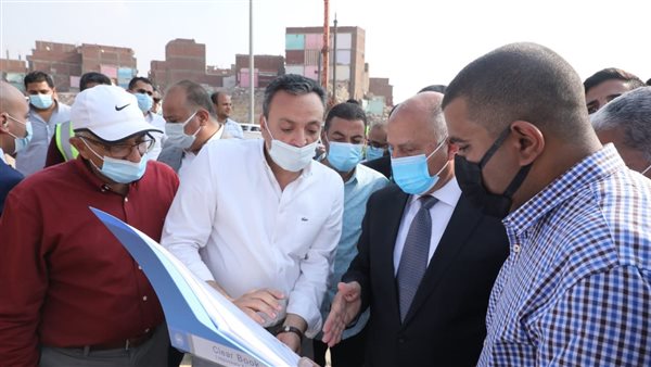 وزير النقل خلال الجولة