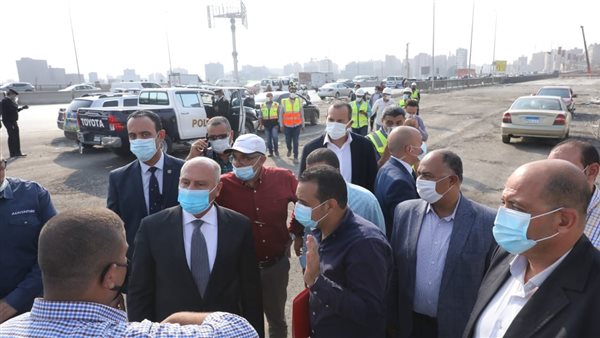 وزير النقل خلال الجولة