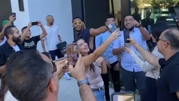 الجمهور يلتف حول