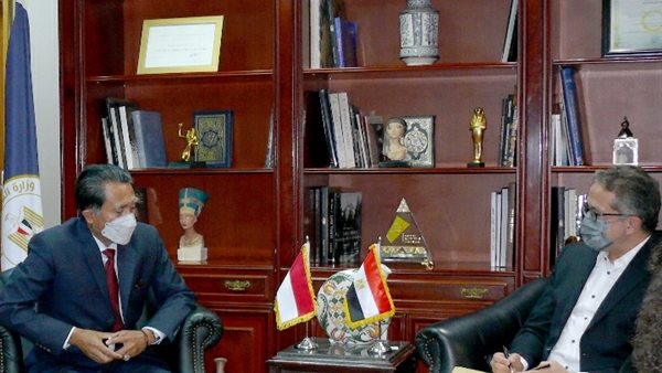 وزير السياحة يلتقي