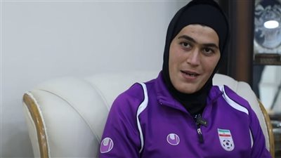 قصة لاعبة إيرانية أثارت الشكوك حول جنسها وبرأها الاتحاد الآسيوي لكرة القدم