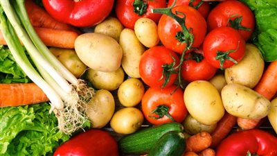 الطماطم بـ4 والبطاطس بـ8 جنيهات.. استقرار أسعار الخضراوات والفاكهة اليوم بالأسواق