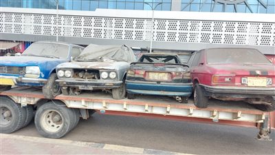 رفع السيارات المتهالكة من محيط سوق العصر وفتح الطرق أمام السيارات والمارة | صور 