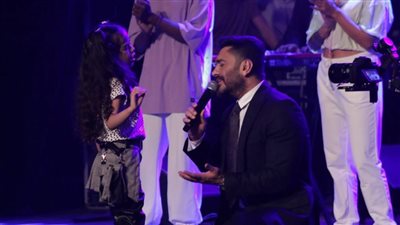 تامر حسني يشعل مسرح جامعة مصر بغنائه برفقة طفلة | فيديو