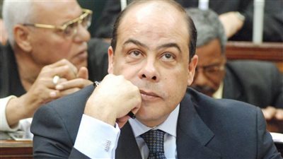 وصول أنس الفقي وزير الإعلام الأسبق إلى عزاء شقيق زكريا عزمي 