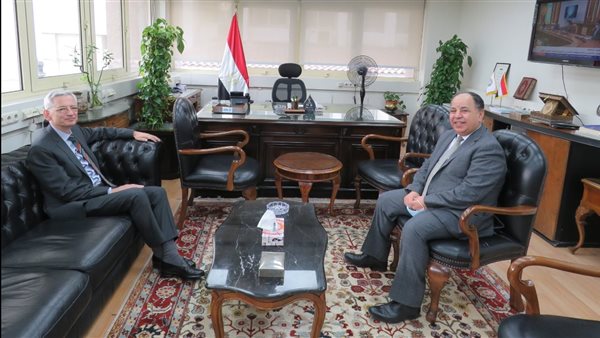 وزير المالية والسفير