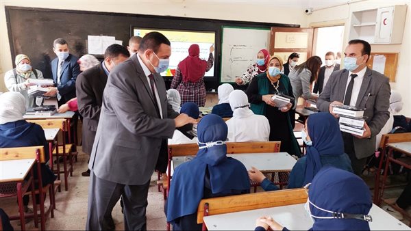 محافظ البحيرة يوزع