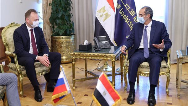 وزير الاتصالات مع