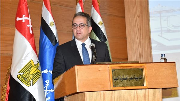  وزير السياحة يلقي