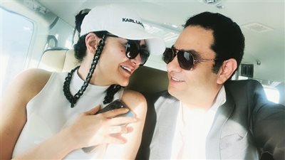 أحدث صور لـ غادة عبدالرازق مع زوجها على متن طائرة