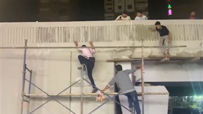 بث مباشر| رغم خطورتها.. مواطنون يتسلقون السقالات الخاصة بـ الكباري للصعود إلى الطريق الدائري