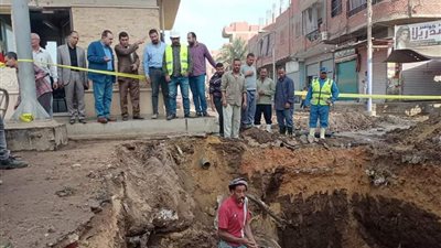 الدفع بسيارات مياه لشرق ملوي بعد انقطاع الخدمة بسبب كسر ماسورة