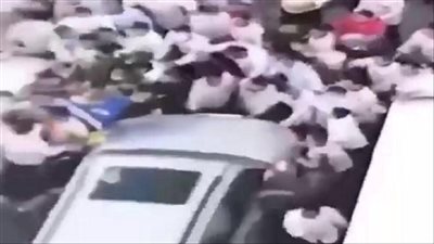 مسئول كويتي يدهس موظفيه بسيارته لمطالبتهم بصرف رواتبهم │ فيديو جراف