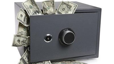 خزائن نقود.. حكاية النصاب والسيدة الثرية للاستيلاء على أموال المواطنين عبر الإنترنت