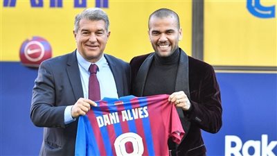 لابورتا عن عودة داني ألفيس: هدية عظيمة ويمتلك روح برشلونة