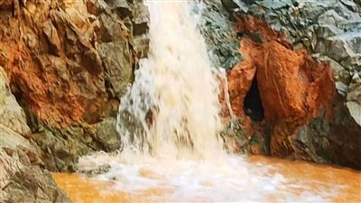 لوحة فنية من إبداع الرحمن.. جبال حلايب وشلاتين في مشهد أوروبي عقب سقوط الأمطار | صور