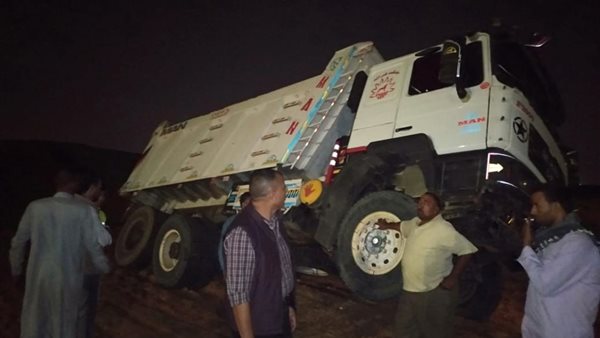 سيارة تلقي مخلفات