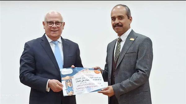 محافظ بورسعيد يكرم