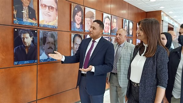 وزيرة الهجرة ومحافظ