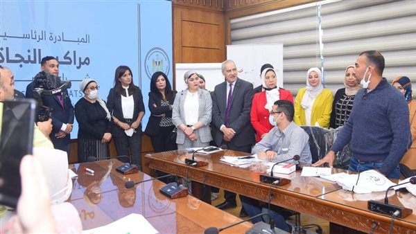 خلال حديث الشاب مع