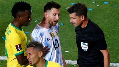 بسبب أدائه السيئ.. إيقاف حكم لقاء البرازيل والأرجنتين في تصفيات كأس العالم 2022