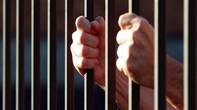 حبس عامل واثنين من أبنائه بتهمة الاتجار في المواد المخدرة بـ سوهاج