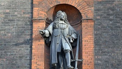 بعد الاحتجاجات والتصويت لنقله.. القصة الكاملة لتمثال تاجر العبيد جيفري المثير للجدل