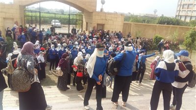 طالبات التربية الرياضية أزهر بالخانكة يتظاهرن اعتراضًا على إقالة العميد