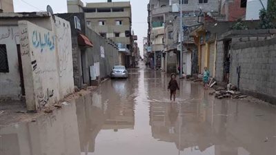 بحيرات صناعية بوسط الشوارع بسبب سقوط الأمطار على شمال سيناء 