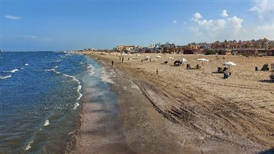 طقس معتدل.. شاطئ بورسعيد يستقبل المواطنين تزامنًا مع هدوء الأمواج | صور