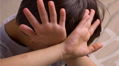 أب يعذب نجله ويقيده حتى الموت بهدف تربيته.. والجد يبلغ عن المتهم بالمرج