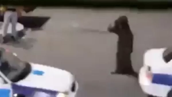 اعتداء شخص علي المارة