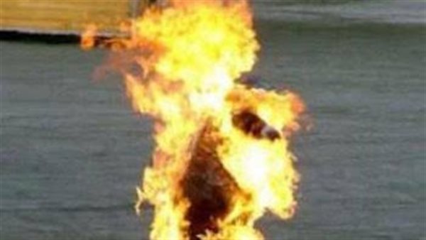 شخص يشعل النار في