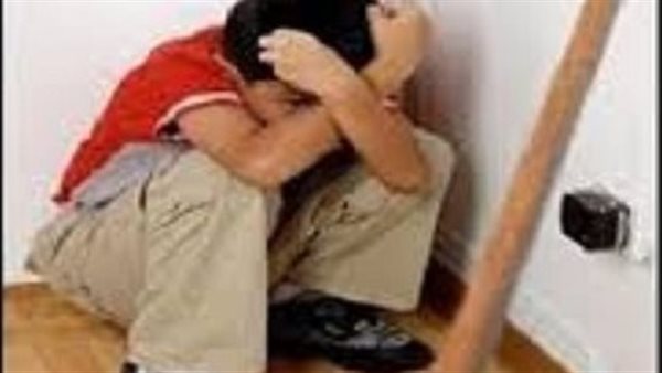 أب يعذب طفلته
