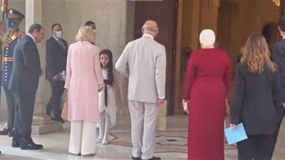 طفلتان في استقبال الأمير تشارلز وزوجته بالاتحادية تلفتان انتباه الحضور ووسائل الإعلام│ فيديو