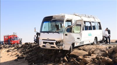 بث مباشر | تفاصيل مصرع 3 أشخاص وإصابة 30 آخرين في حادثي تصادم على طريق سيوة مطروح