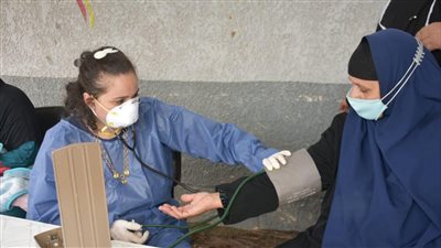 قافلة جامعة القاهرة في أبو النمرس تشهد إقبالا كبيرا للاستفادة من خدماتها | صور 