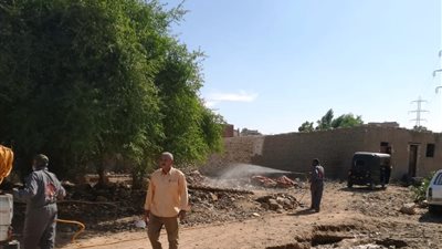 الكشف على 1498 مواطنا وحملات لمكافحة الحشرات الضارة والزاحفة بأسوان 