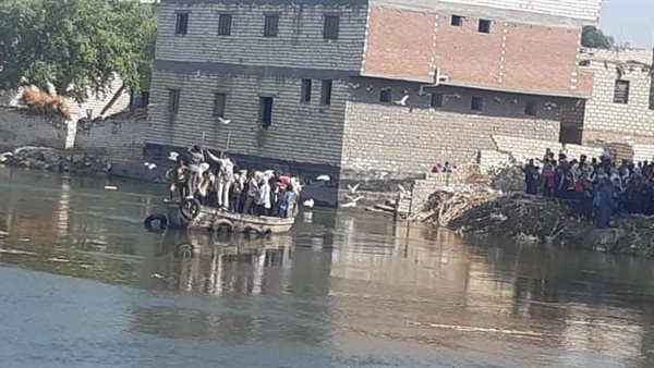 تلاميذ مدرسة يستقلون