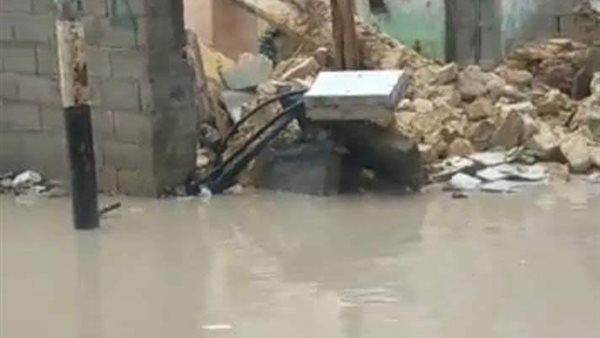 انهيار سور منزل مهجور