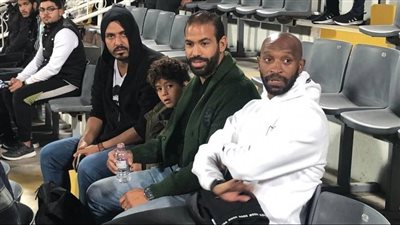 شيكابالا يساند فريقه في مباراة الدراويش من مدرجات استاد الإسماعيلية | فيديو