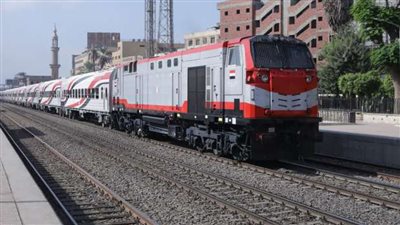 يقظة سائق تمنع كارثة محققة.. الأمن يكشف تفاصيل تداول فيديو تعطل مقطورة على شريط السكة الحديد