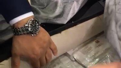 ضبط راكبين حاولا تهريب خيوط جراحية وطبية ومستلزماتها بقاع سحري بحقائبهما |صور