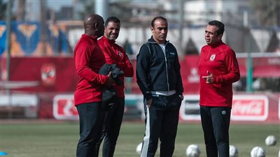 عبد الحفيظ يجتمع مع لاعبي الأهلي.. وعمار حمدي يخضع للفحص الطبي