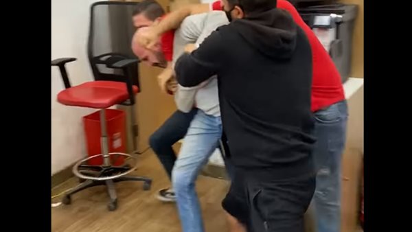 الاعتداء على عميل