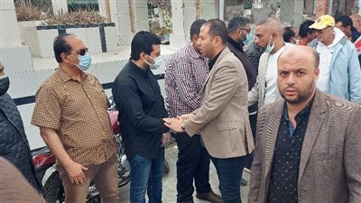 المئات يشيعون جنازة أحد ضحايا حادث تفحم 7 جثث بالوادي الجديد | صور وفيديو 